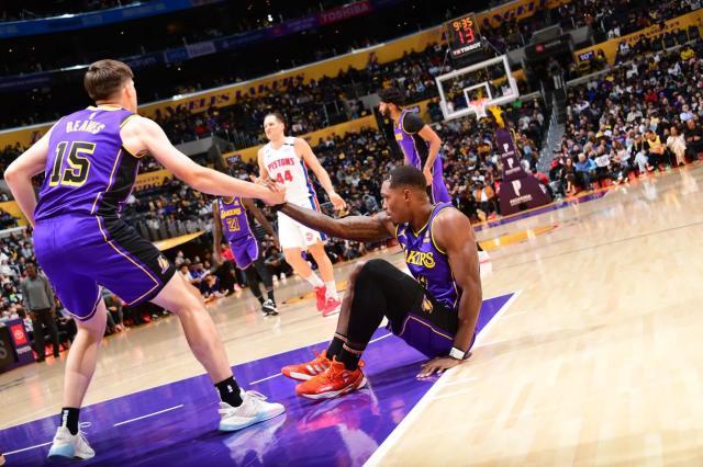 乐鱼官方-伤病潮来袭湖人连胜不断，詹姆斯身边众将挺身而出