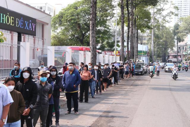 范志毅看过来②排队抢购亚冠球票的越南大妈