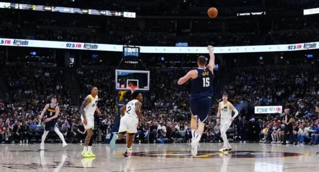 真的不在乎数据！约基奇再进后场三分 赛季20中2